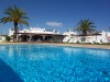Restaurante bem localizado em Vilamoura com amplo estacionamento, jardim e piscinas,
