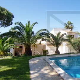 Moradia com jardim piscina em Vilamoura para venda. Excelente privacidade.