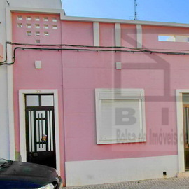 Casa no centro da cidade de Vila Real de Sto Antonio proxima da Rua das Lojas VRSA , com possibilidade de construir edificio com 4 pisos