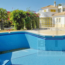 Algarve Ampla moradia perto da praia do Carvoeiro, na prestigiada Quinta dos Salicos . Imovel de banco