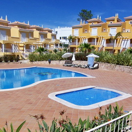 Moradias novas dois pisos cave garagem condominio Vilamoura