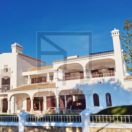 Moradia V6 nas Sesmarias em Albufeira com piscina e campo de tenis