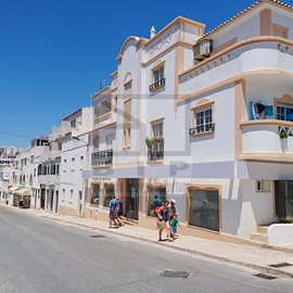 Loja situada na entrada de uma das ruas de maior trafego para acesso ao centro historico e de animação da cidade.