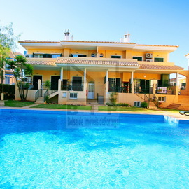 Apartamento de tres quartos em edificio com vista para a piscina e campo de golfe Millennium