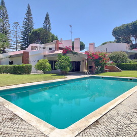 Centro de Vilamoura moradia para venda com piscina e jardim